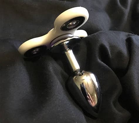 Theres now a fidget spinner butt plug because we。